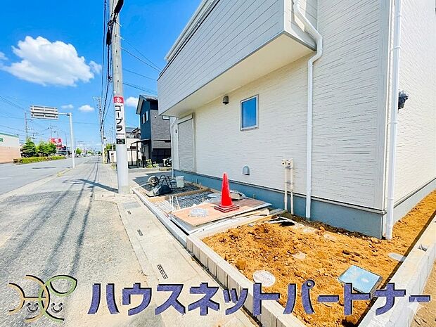 通勤や家族の送迎など、毎日の生活にマイカーが欠かせない方にとって駐車場は大事な条件。敷地内にカースペースがあれば、お出かけやお買い物の際の搬入出もらくらくです。