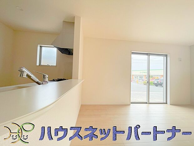 カウンターキッチンなら、リビングで遊ぶ子供の様子を見ながら料理ができるので安心です。料理を運んでもらったり、子供にお手伝いしてもらいやすいのもいいですね♪