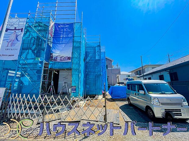 カースペース並列3台可能。ゆったりとした駐車スペースを確保いたしましたので、大きめのお車でも駐車可能です。自転車やバイクなど、ゆとりのある敷地で置き場所に困ることはないでしょう。