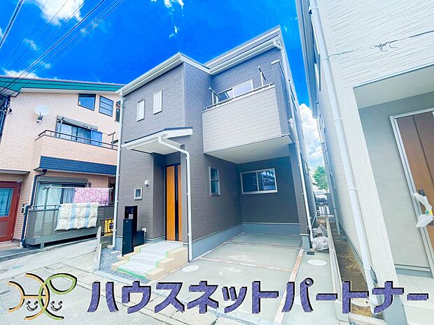 街に溶け合う美しい景観と、採光や風通しを考えて設計された間取り。近隣の視線を考え調整した窓位置など、外観だけでなく、住まうご家族の心地よさを最優先しました。