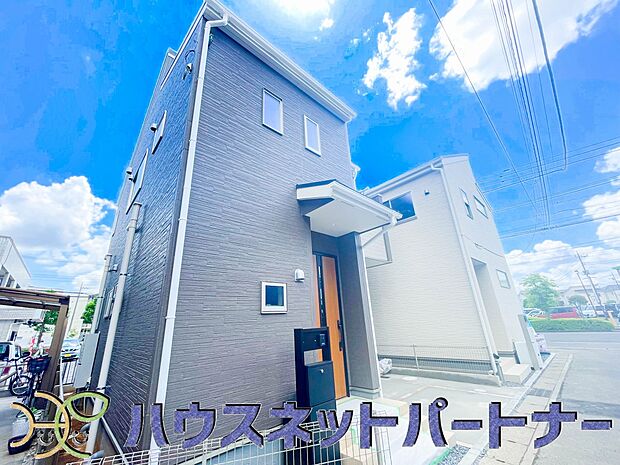 堂々たる趣ながら、主張し過ぎずどこか余裕を感じさせるシャープなフォルムで佇む邸宅は、晴天の空と照らし合わせる事で、本来あるべき完成形の姿を見せてくれます。