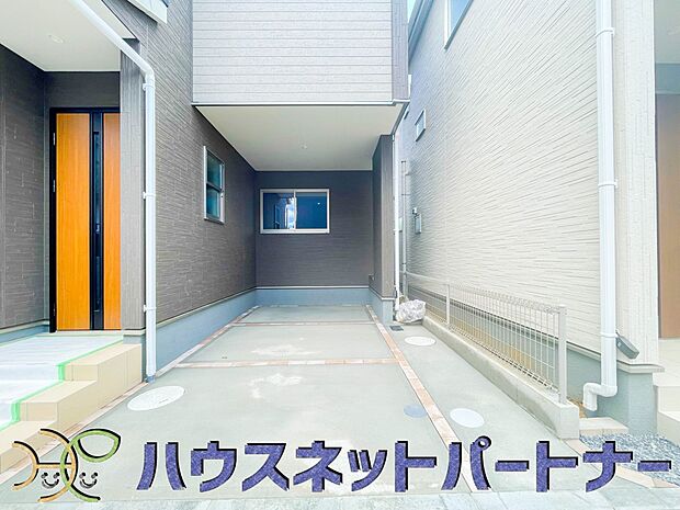 駐車場がある戸建を持つ最大のメリットは、駐車場代金を支払い続ける必要がないことです。賃貸住宅に住んでいる方が、戸建の購入を考えるきっかけに挙げることが多いようです。