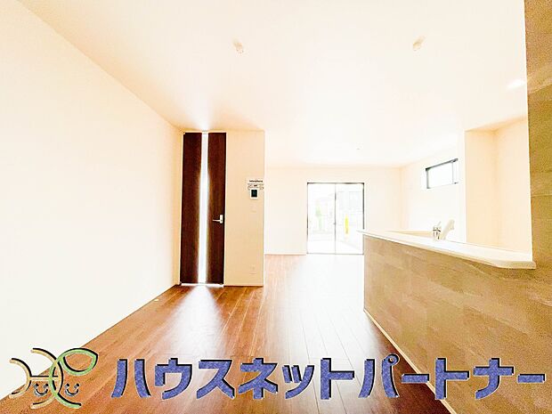 リビングは、食事スペースと寛げる場所設けてもまだ余裕の広さ。明るい光が照らしてくれます。