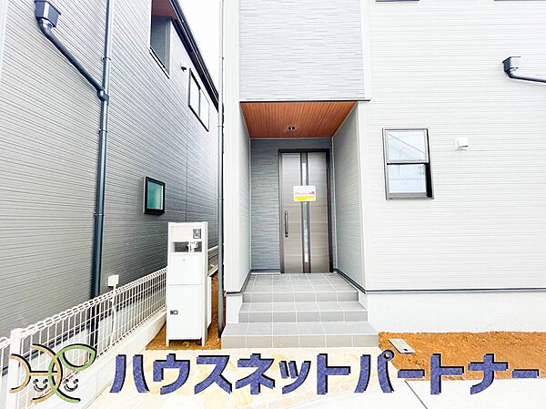 玄関前に季節のお花を置いて可愛く演出してみてはいかがですか。楽しいお家造りが待っています。