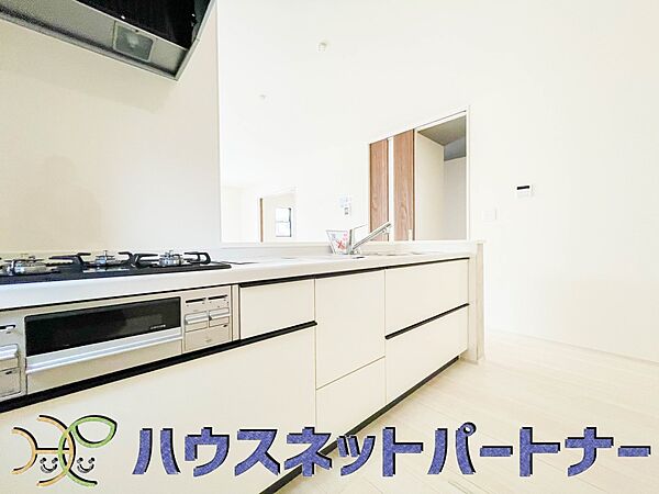 三口コンロで料理の幅を拡げてくれる使いやすいシステムキッチンを採用。洗い場も大きいので野菜や食器を洗ったりする際にも捗り、奥様の強い味方となってくれるはずです。