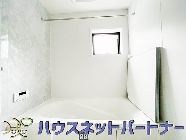 心地よいバスタイムを演出する浴室はゆとりあるサイズを採用。保温機能付き、汚れをはじく有機ガラス系の新素材を採用した浴室。美しく機能的な設備を採用。