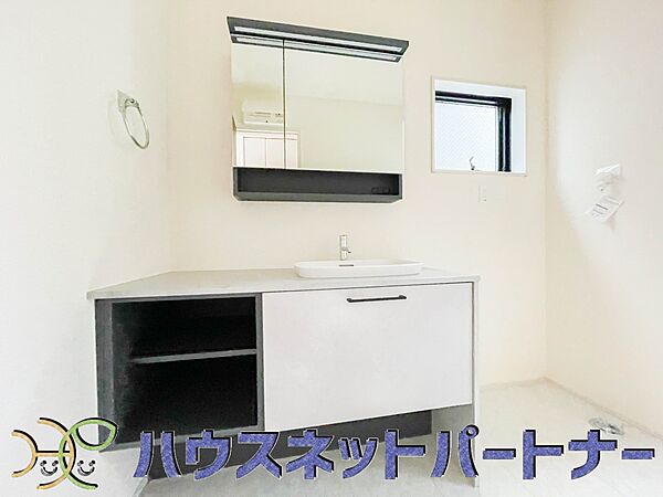 十分な大きさの洗面台は、身だしなみチェックや歯磨きなど、朝の慌ただしい時間でもホテルライクなスペースで余裕とゆとりを感じて頂けます。