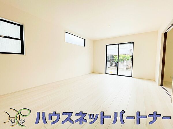 来訪者の様子を室内TVモニターでチェック。対応したくないセールスを断りやすく、子どもに留守番をさせるときも安心。不在時の来訪者を録画でき、犯罪抑止効果も期待できます。