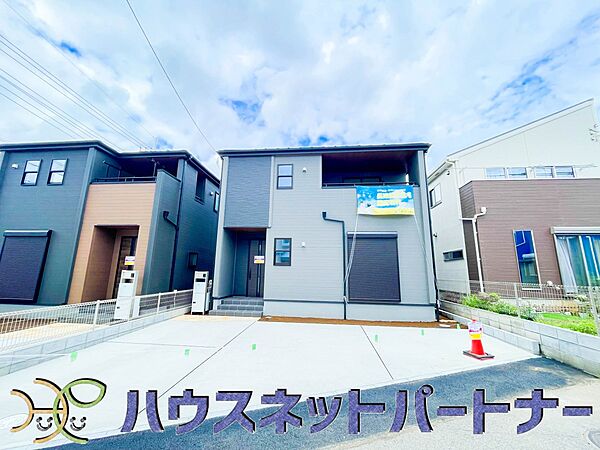 ゆったりとした駐車スペースを確保いたしましたので、大きめのお車でも駐車可能です。自転車やバイクなど、ゆとりのある敷地で置き場所に困ることはないでしょう。