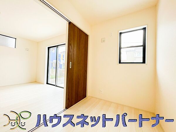 リビングのお隣の洋室は、ホームパーティーの時に開放して楽しい空間作りが出来ます。