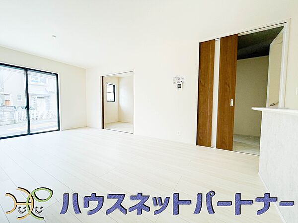 忙しい朝でも家族揃って食事をして頂ける、ゆとりある大きさのダイニングスペース。奥様の手料理をカウンター越しに受けとって頂き、テーブルで囲む素敵な時間を存分にお愉しみ下さい。