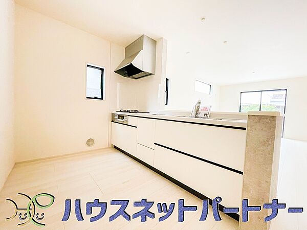 カウンターキッチンなら、リビングで遊ぶ子供の様子を見ながら料理ができるので安心です。料理を運んでもらったり、子供にお手伝いしてもらいやすいのもいいですね♪