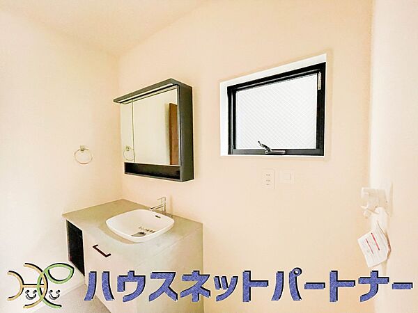広い脱衣所、洗面台も大きなサイズを設置。建売では見ない広さと解放感。
