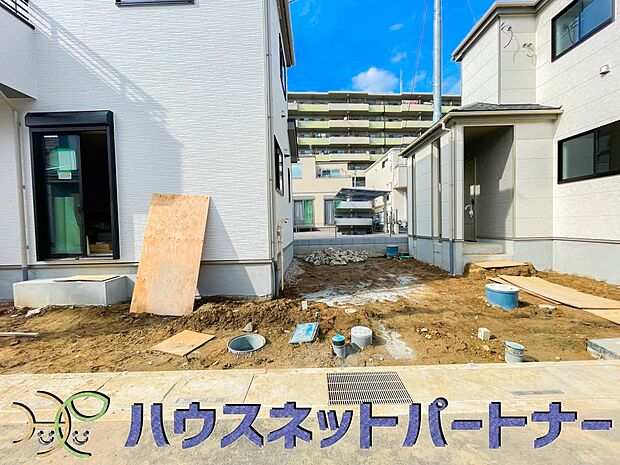 ゆったりとした駐車スペースを確保いたしましたので、大きめのお車でも駐車可能です。自転車やバイクなど、ゆとりのある敷地で置き場所に困ることはないでしょう。