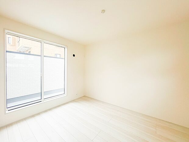 明るい窓のあるお部屋は子供部屋にぴったり。可愛い家具で素敵なお部屋に。