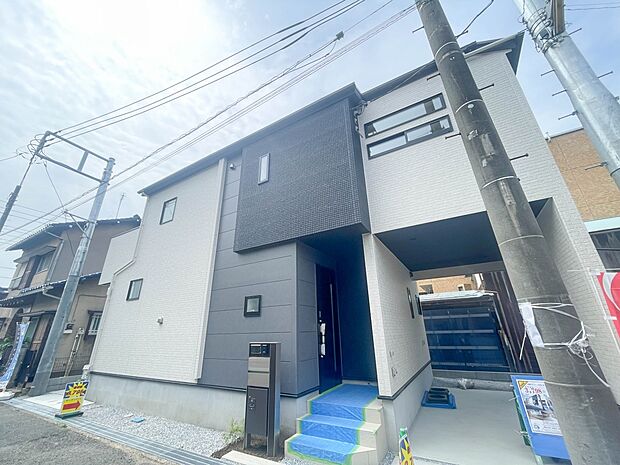 街に溶け合う美しい景観と、採光や風通しを考えて設計された間取り。近隣の視線を考え調整した窓位置など、外観だけでなく、住まうご家族の心地よさを最優先しました。