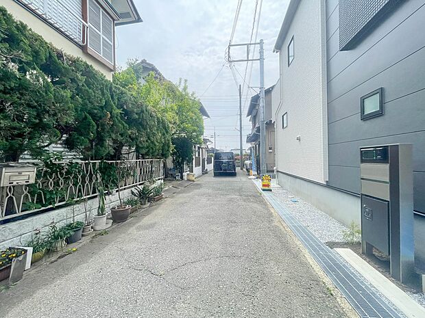 前面道路でお車を駐車するのも楽々。