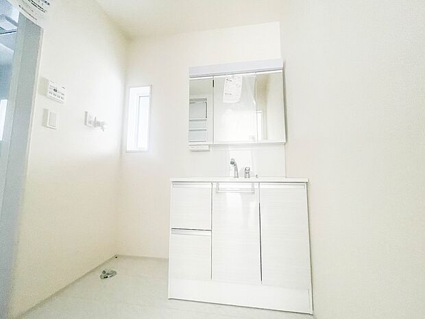 洗面室のある脱衣所は広々。脱いだお洋服をそのままお洗濯。