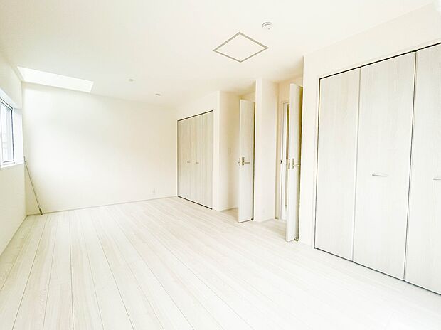 独立性を高めたお部屋。たっぷりの収納も配備しており、片付いた空間を現実出来そう。陽光も降り注ぐ明るく開放的な空間が魅力的。
