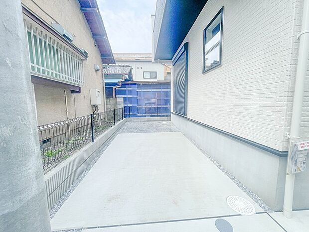 一戸建ての醍醐味は、何といっても庭があること。花や野菜を育てたり、子供と遊んだり、お客様を迎えたり…。大切なペットと過ごす心地良いスペースにもなりますね。