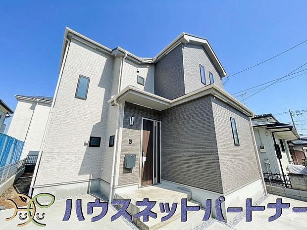 玄関の扉を開けるとそこは家族の待つお家。笑い声が聞こえてきそう。