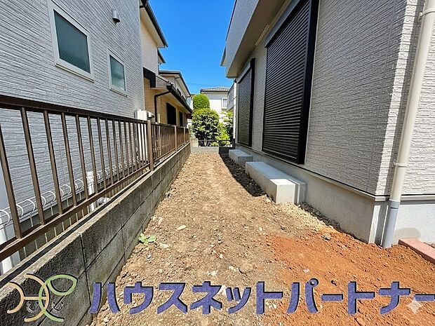 一戸建ての醍醐味は、何といっても庭があること。花や野菜を育てたり、子供と遊んだり、お客様を迎えたり…。大切なペットと過ごす心地良いスペースにもなりますね。