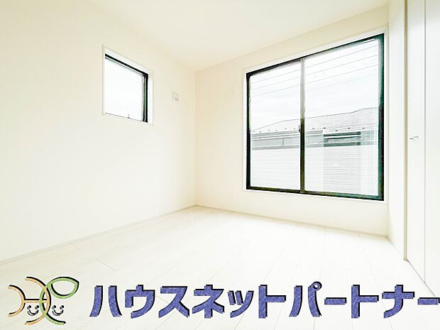 2面窓のある風通しの良いお部屋は心も体も元気にしてくれます。自分だけのお部屋作りを楽しんでみては。