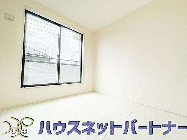 手すりがないと階段の昇り降りで危険なことはもちろん、壁に手をつきながら歩くことで壁紙が汚れやすくなります。すべての方に安心して昇り降りしていただくため、手すりを設置しました。