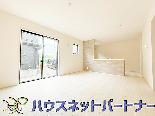 リビングは、食事スペースと寛げる場所設けてもまだ余裕の広さ。明るい光が照らしてくれます。