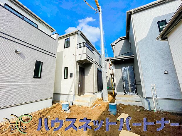街に溶け合う美しい景観と、採光や風通しを考えて設計された間取り。近隣の視線を考え調整した窓位置など、外観だけでなく、住まうご家族の心地よさを最優先しました。