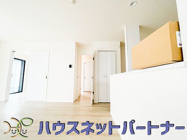 忙しい朝でも家族揃って食事をして頂ける、ゆとりある大きさのダイニングスペース。奥様の手料理をカウンター越しに受けとって頂き、テーブルで囲む素敵な時間を存分にお愉しみ下さい。