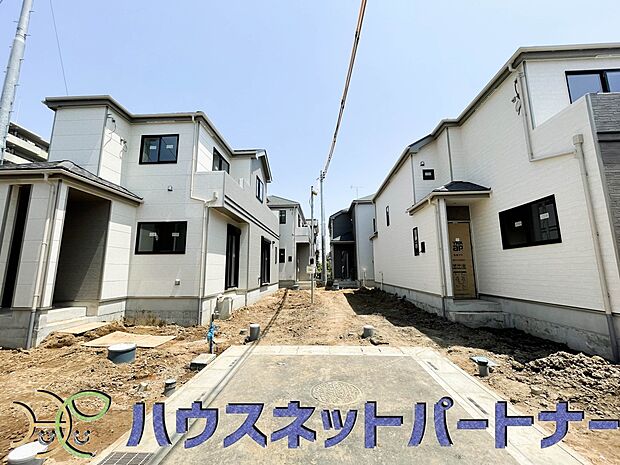 街に溶け合う美しい景観と、採光や風通しを考えて設計された間取り。近隣の視線を考え調整した窓位置など、外観だけでなく、住まうご家族の心地よさを最優先しました。