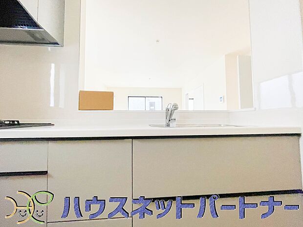 家族の様子を見ながらキッチンでお料理。一日の出来事を会話しながらの家事は嬉しいコミュニケーション。