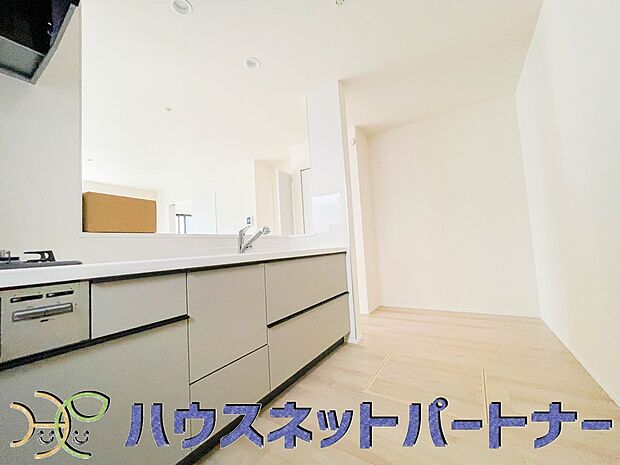 三口コンロで料理の幅を拡げてくれる使いやすいシステムキッチンを採用。洗い場も大きいので野菜や食器を洗ったりする際にも捗り、奥様の強い味方となってくれるはずです。