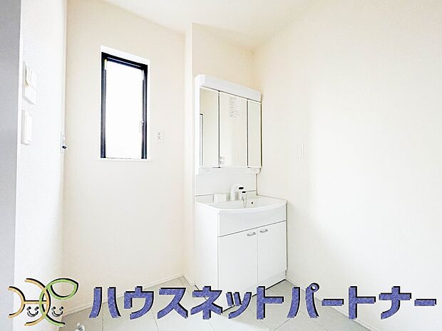 広い脱衣所、洗面台も大きなサイズを設置。建売では見ない広さと解放感。