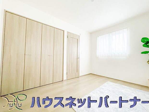 壁面クローゼットのメリットは、衣類が横一列に並ぶためひと目で洋服が選びやすいこと。衣類をたくさんお持ちの方も、限られたスペース内に無理なく収納することができます。