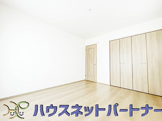 来訪者の様子を室内TVモニターでチェック。対応したくないセールスを断りやすく、子どもに留守番をさせるときも安心。不在時の来訪者を録画でき、犯罪抑止効果も期待できます。