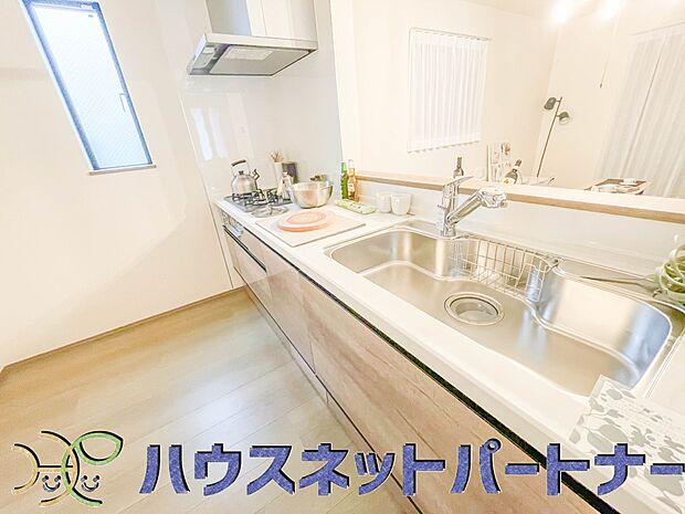 家族の様子を見ながらキッチンでお料理。一日の出来事を会話しながらの家事は嬉しいコミュニケーション。