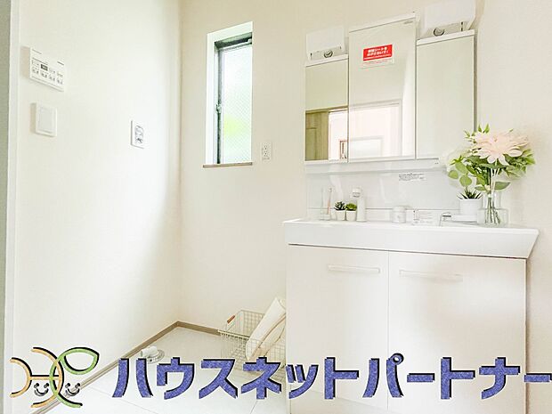 毎日使う洗濯機。しっかりと奥行きのある置き場が確保されています。