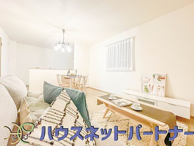 明るく開放的なダイニング。家族とのコミュニケーションが取りやすく、みんなの笑顔が溢れます