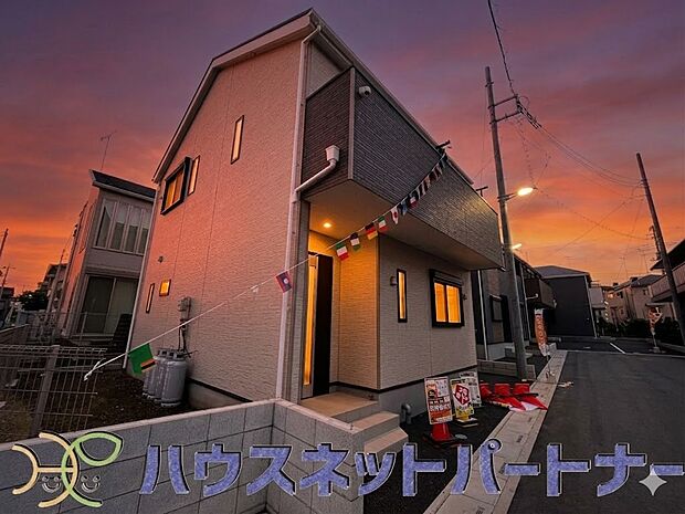 前面道路の日当たりの良い明るいお家。照明等はイメージです