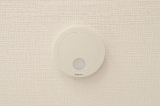 予期せぬ火事。火災警報器で助かる命があります。火災は決して他人事ではなく、どこの家庭でも起こり得ることです。万が一の時でも、火災警報器が、いち早く火災を知らせてくれます。