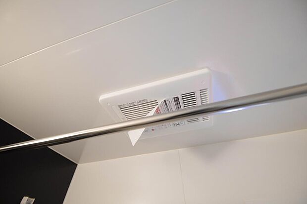 【浴室乾燥機】 冬場にはヒヤッとしないように暖房機能、梅雨の時期には乾燥等、機能的で清潔感溢れる浴室。快適・清潔な空間で心も体もオフになる時間を楽しむことが可能です。