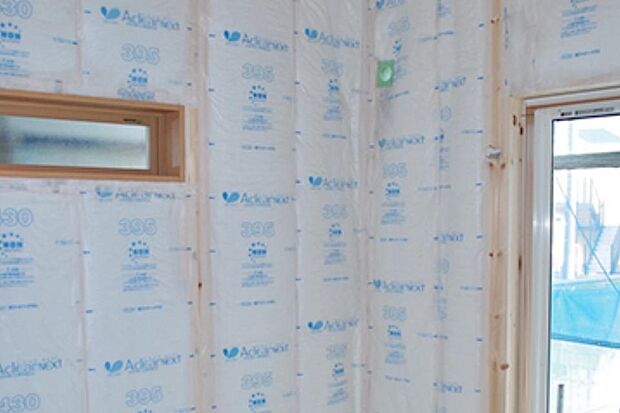 木造住宅の壁内は耐震金物や手すりの取り付け下地などでとても入り組んだ形状をしており、その隅々まで隙間なく断熱材が入っていないと腐朽菌やカビが発生する恐れがあります。いろどりアイタウンの壁内はガラスを原