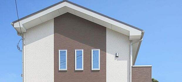 雨で汚れを浮かして洗い流す親水性の外壁材を採用しています。セルフクリーニング機能のおかげで手間をかけることなく、美しい外観をいつまでも持続することができます。