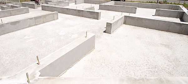 大きな荷重を支える、地面に接する面積の広いベタ基礎。基礎幅150mmのベタ基礎が荷重をがっちりと受け止め。