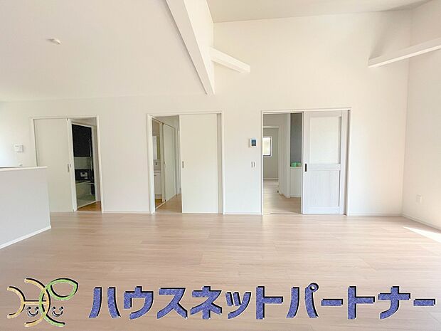 明るい日差し入るリビングは、お友達を招きパーティーが楽しめる広さですよ。