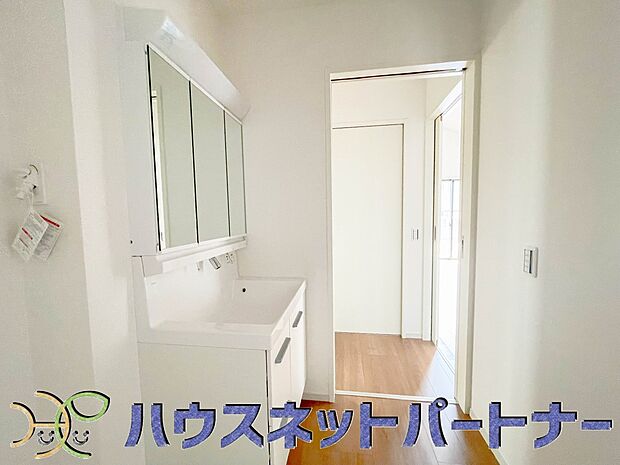 十分な大きさの洗面台は、身だしなみチェックや歯磨きなど、朝の慌ただしい時間でもホテルライクなスペースで余裕とゆとりを感じて頂けます。