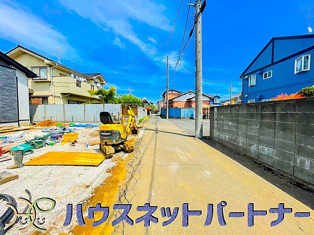 前面道路でお車を駐車するのも楽々。
