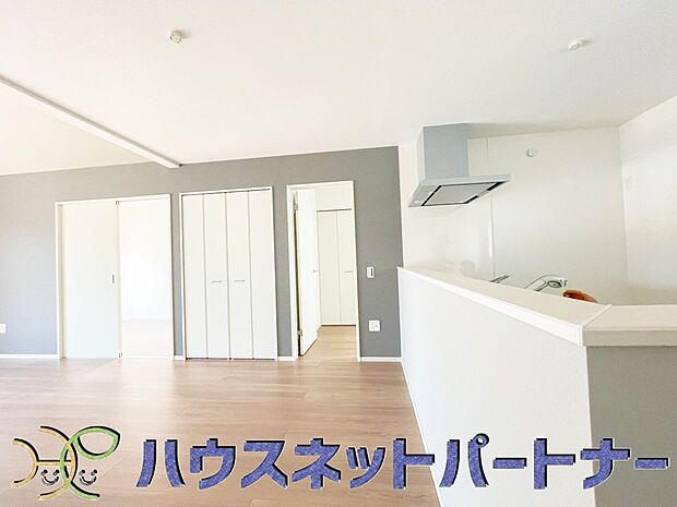 カウンターがあると配膳が楽なことがメリットの一つ。後片付けをするときも、ダイニングテーブルからあまり動かずに流し台へ運ぶことができるので便利です♪